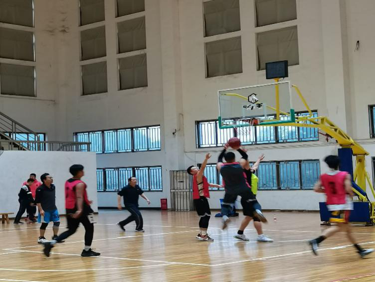 图为老师漂移投篮